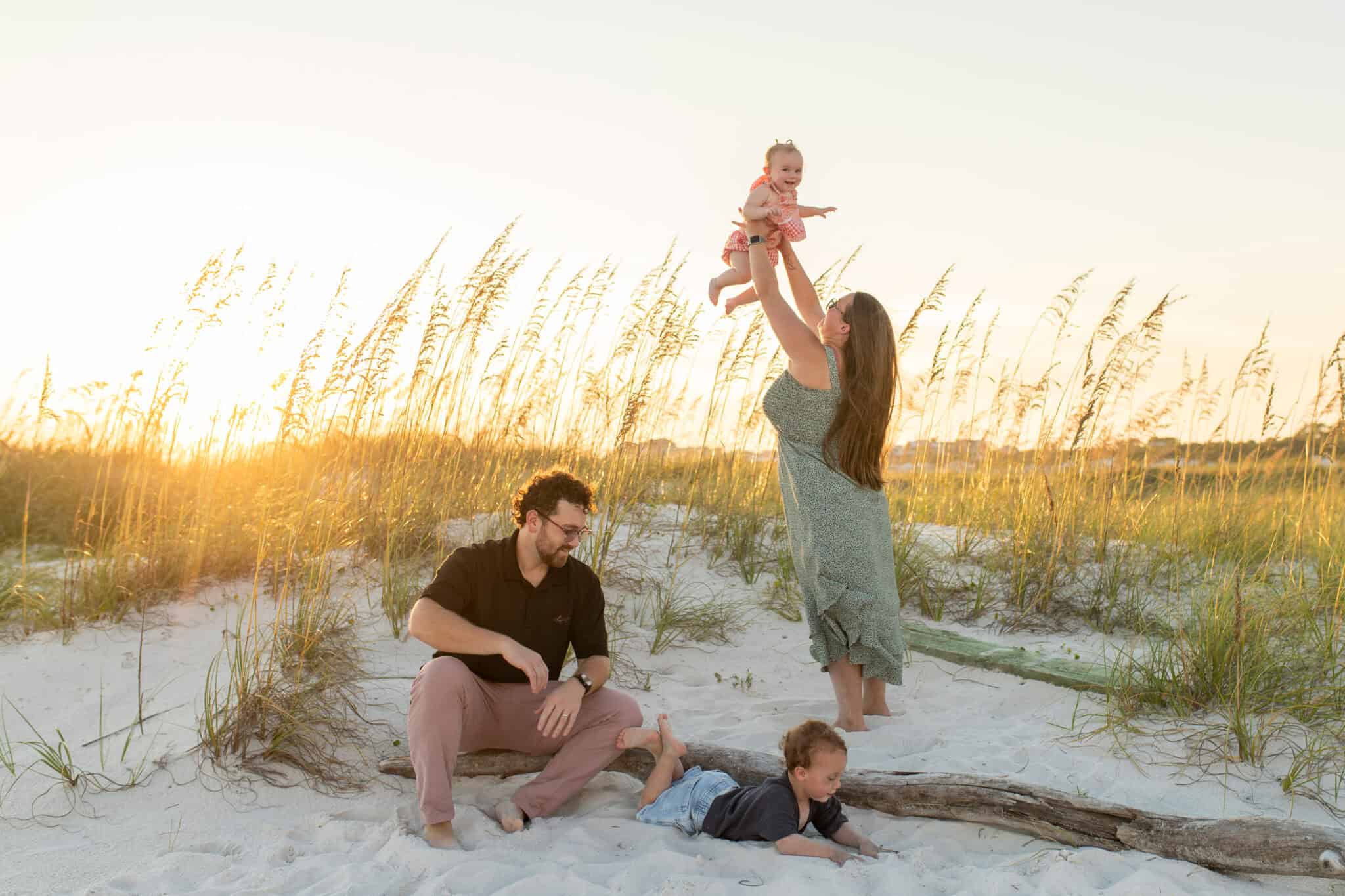 BG0I1737-2048×1365 Mom, dad and their 3 kids, playing in the sand dunes