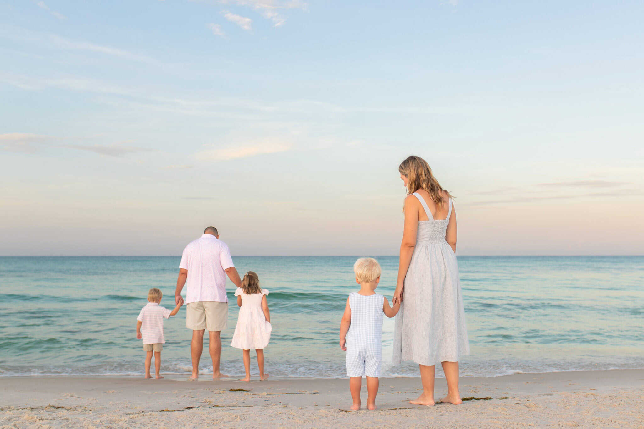 BG0I6420-2048×1365 Mom, dad and their 3 young children, playing at the water's edge